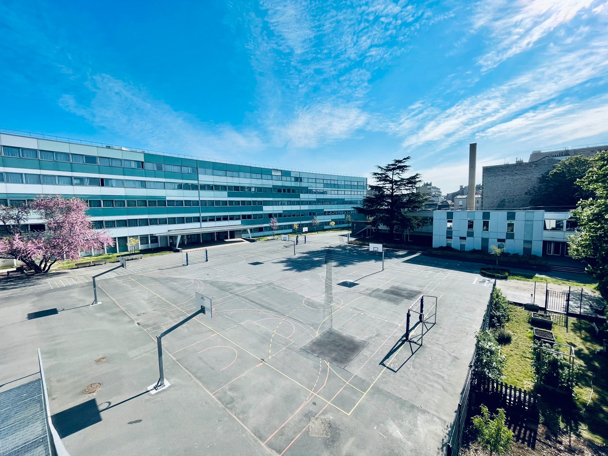 Cour, avec les terrains de sport, vu des logements de fonction