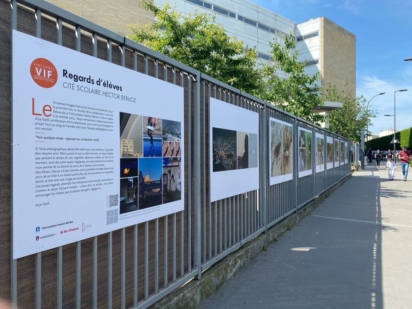 Photos exposées contre les grilles de la cité scolaire, côté avenue Quinson