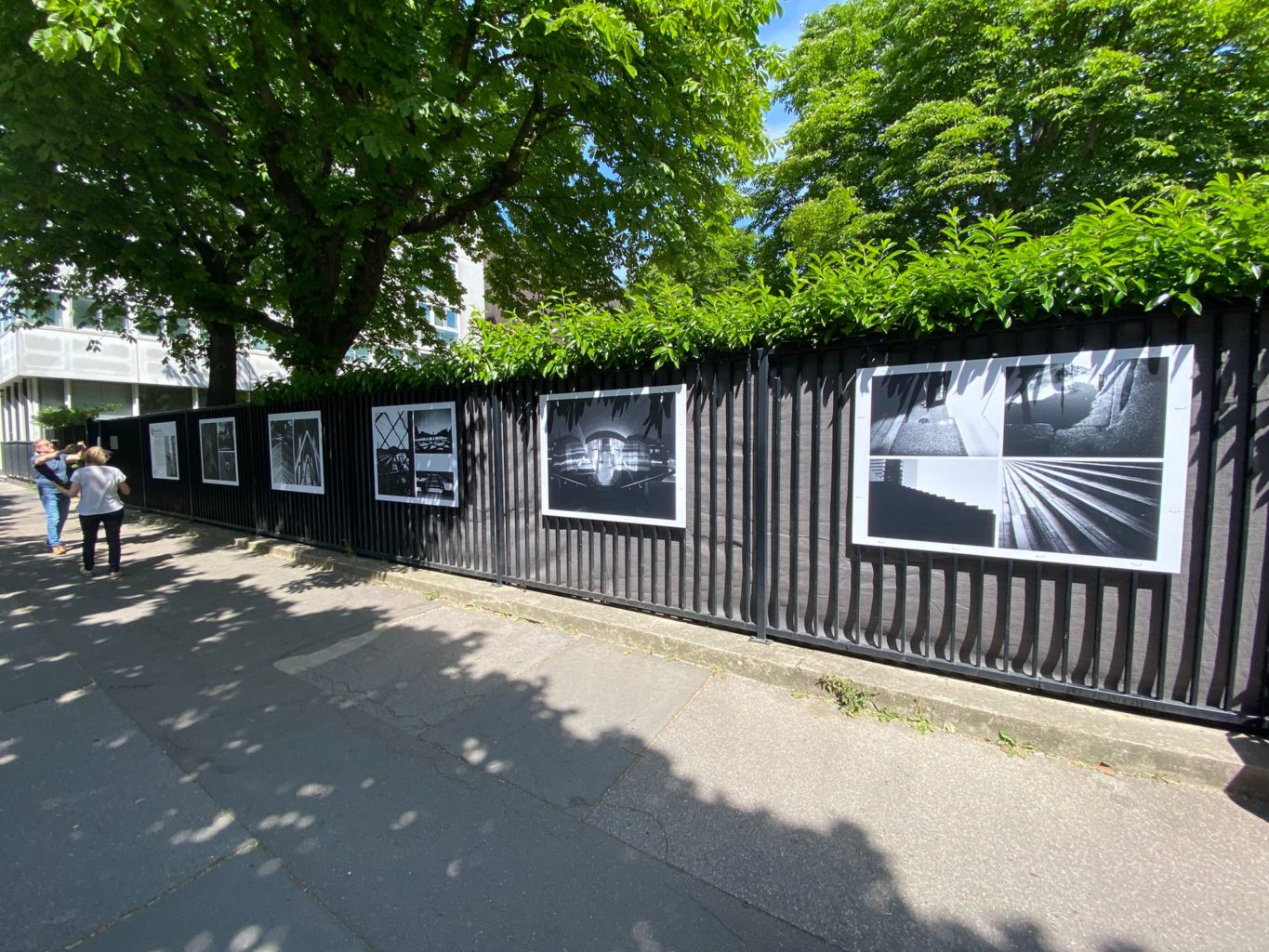 Photos exposées contre les grilles de la cité scolaire, côté avenue de Paris