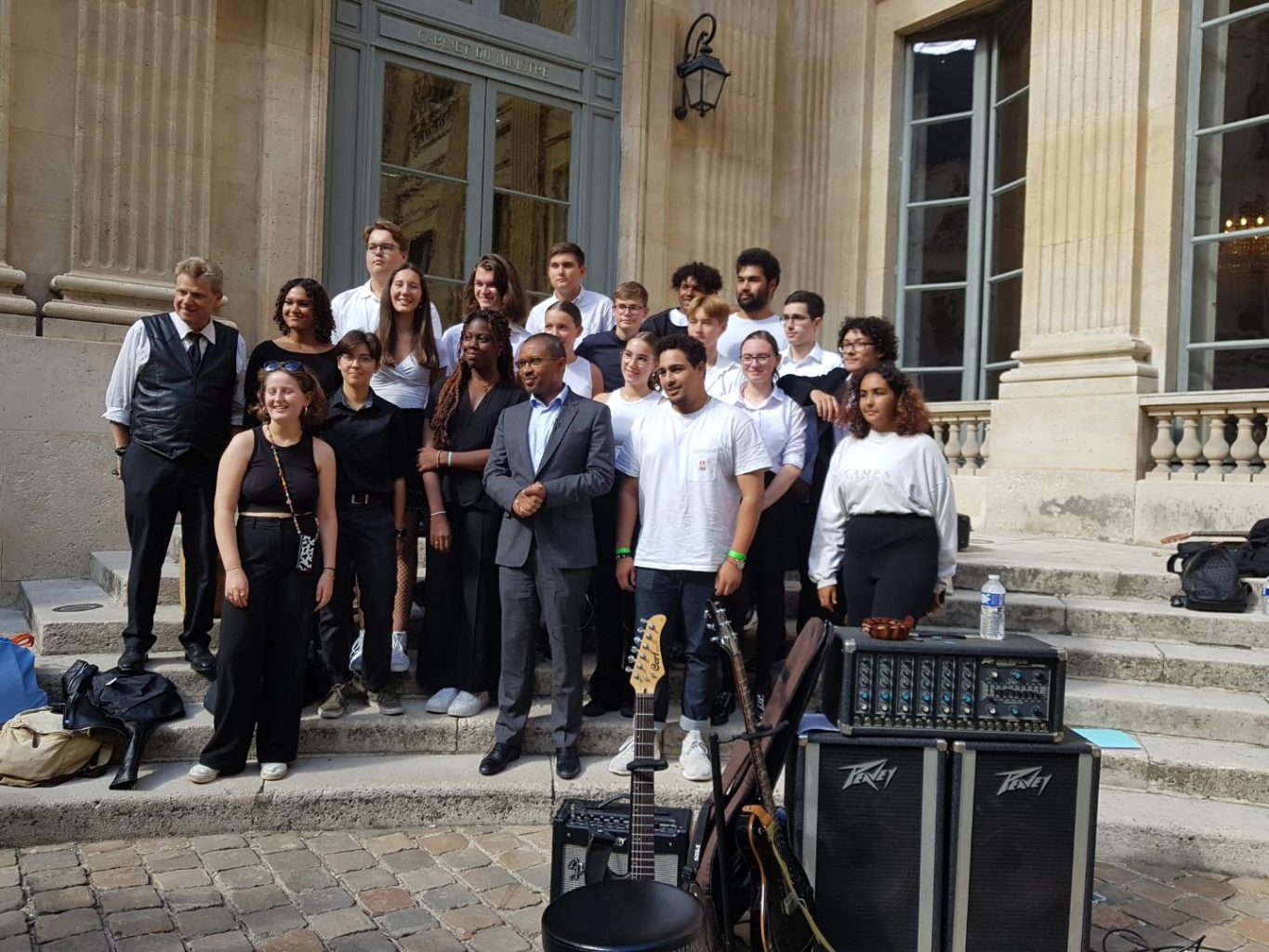 Le Ministre de l'Éducation Nationale, Pap Ndiaye,Jean-Philippe Baldassari, professeur de musique et des élèves de l'EIMA