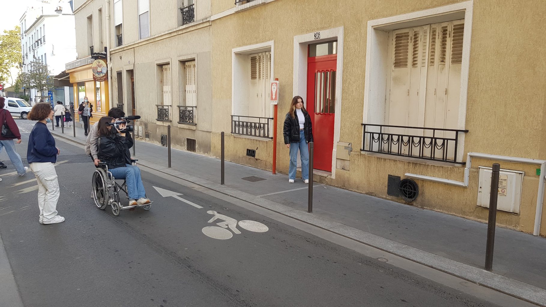 Des élèves en plein tournage, dans une rue proche du lycée