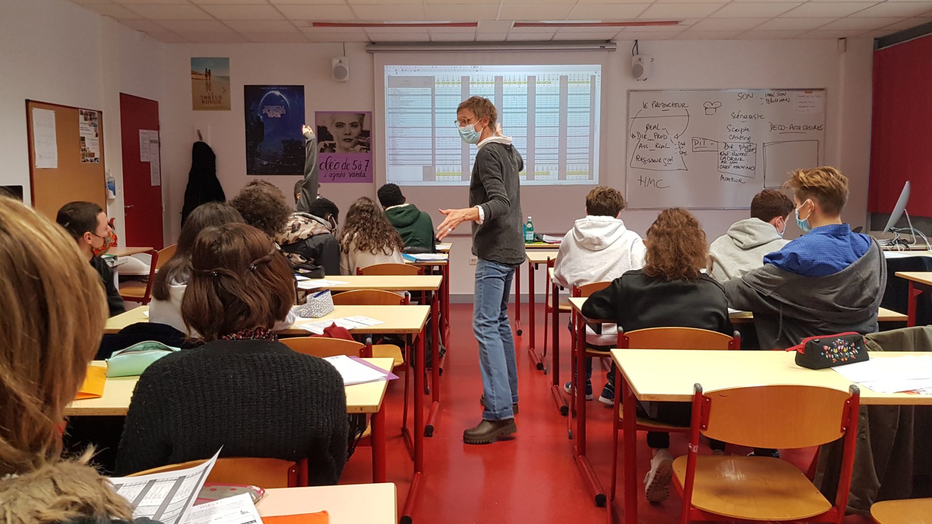 Une professionnelle intervenant dans la classe, auprès des élèves